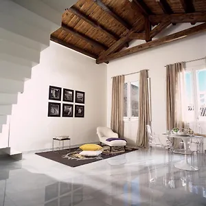 Right House - Characteristic Marina District Apartamento